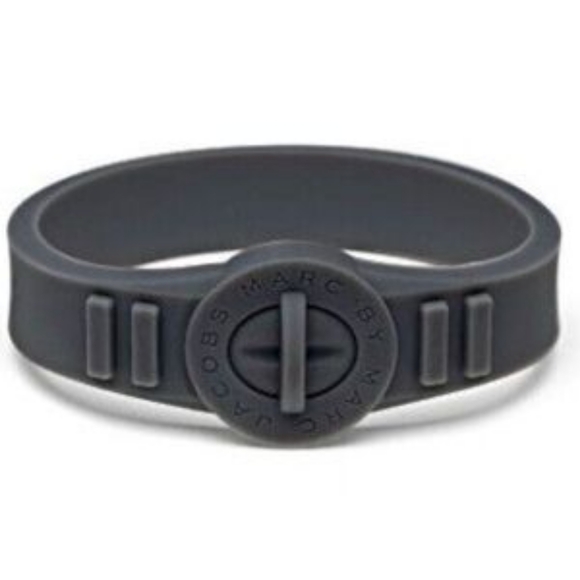 🆕️ Marc By Marc Jacobs Gray Silicone Wristband Bracelet with Emblem Gunmetal - Picture 6 of 6